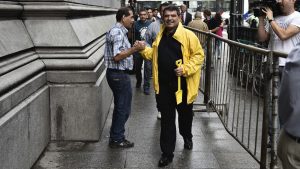 Lee más sobre el artículo Insólito: Olmedo regalará 100 dólares diarios durante su campaña electoral