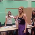 Lilia Lemoine tuvo problemas para votar al llevar la boleta en la mano